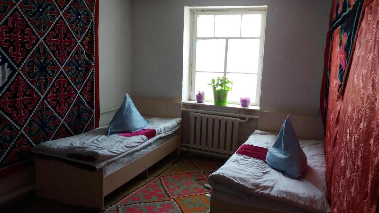 Happy Hostel In Kochkor Bagian luar foto