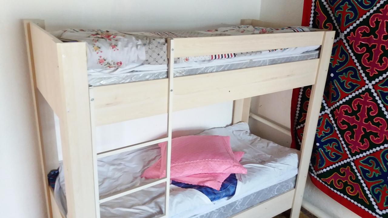 Happy Hostel In Kochkor Bagian luar foto