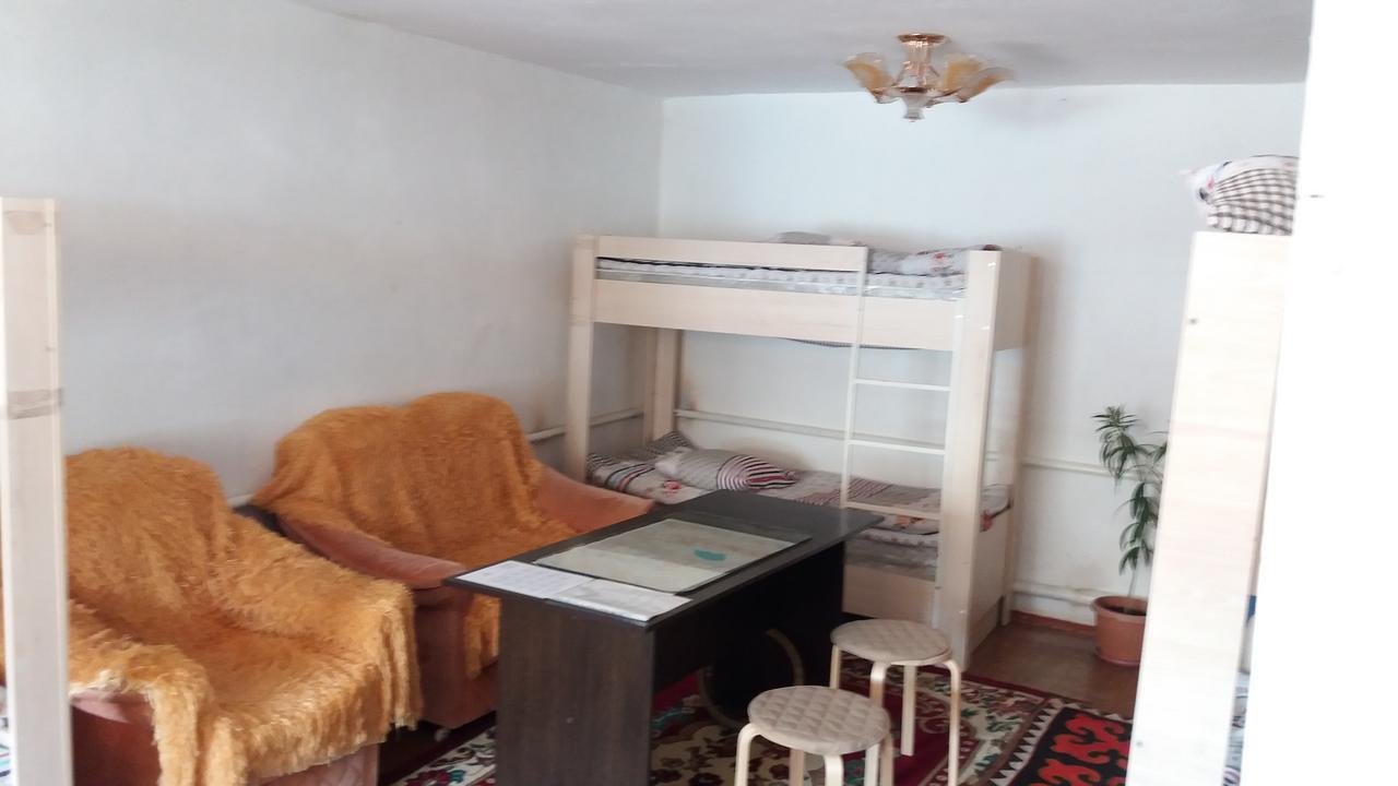 Happy Hostel In Kochkor Bagian luar foto