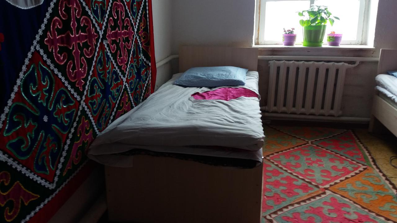 Happy Hostel In Kochkor Bagian luar foto