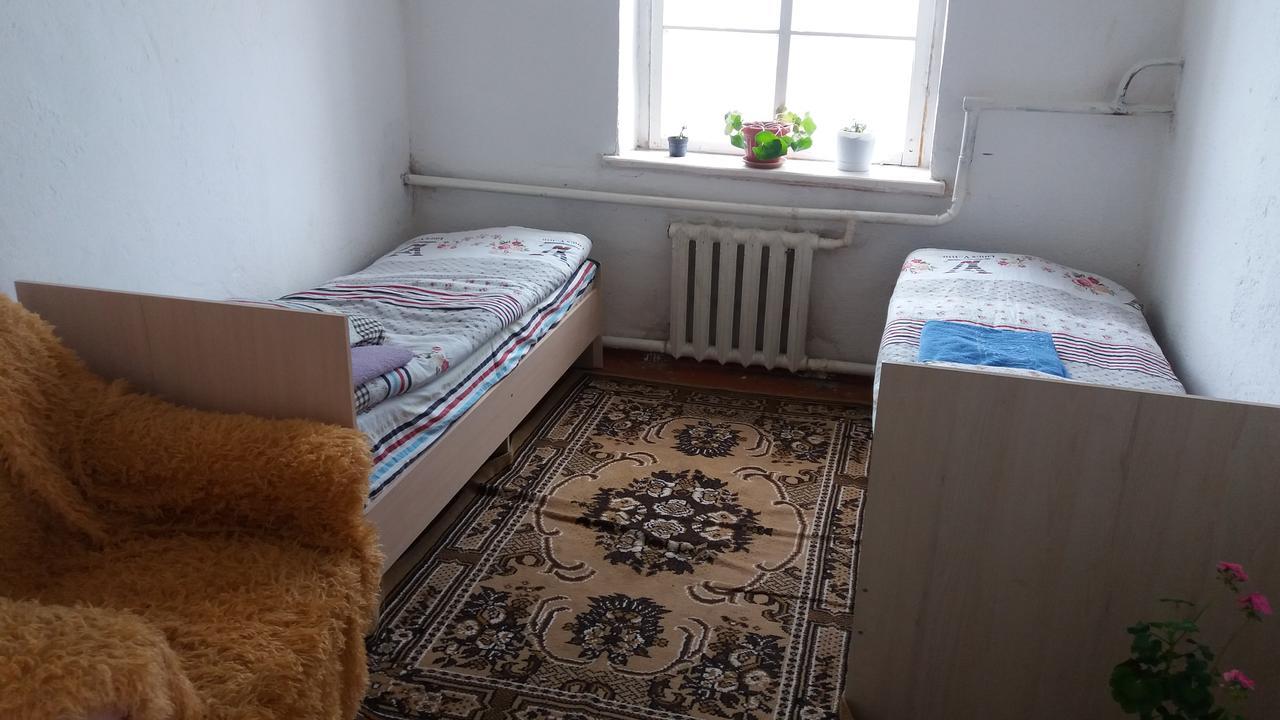 Happy Hostel In Kochkor Bagian luar foto