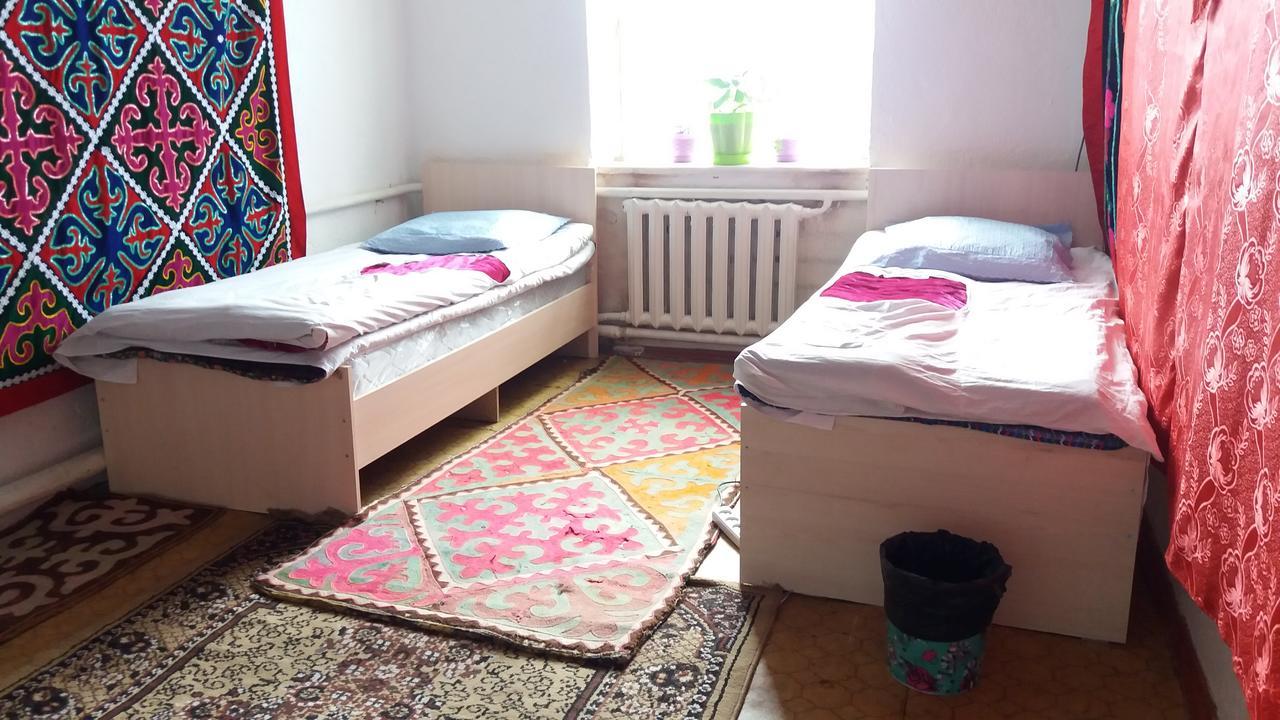 Happy Hostel In Kochkor Bagian luar foto