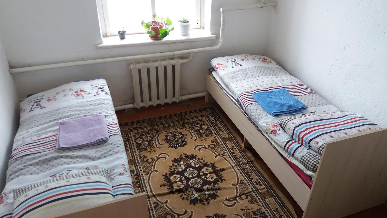 Happy Hostel In Kochkor Bagian luar foto