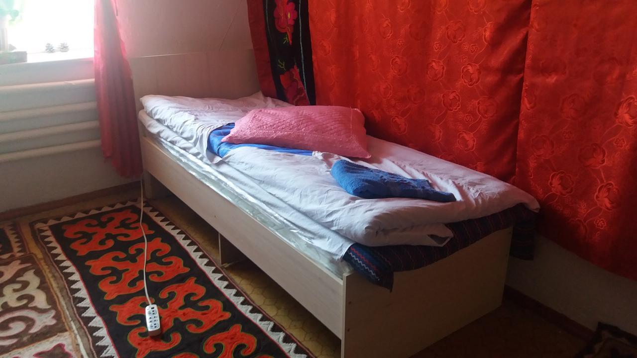Happy Hostel In Kochkor Bagian luar foto
