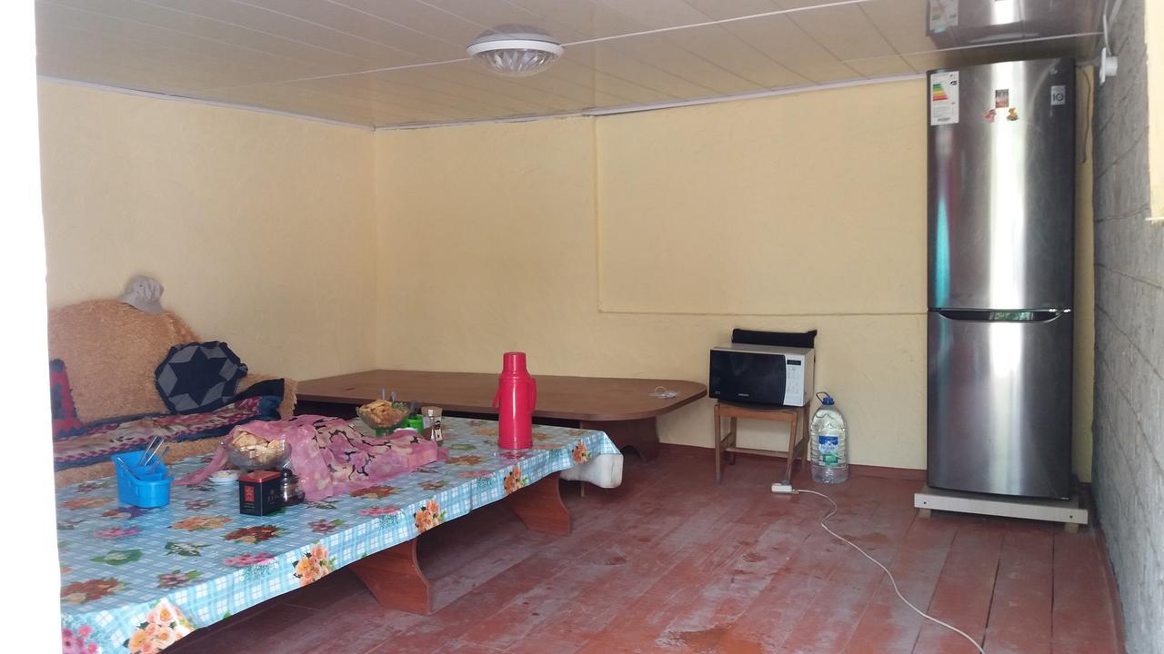 Happy Hostel In Kochkor Bagian luar foto