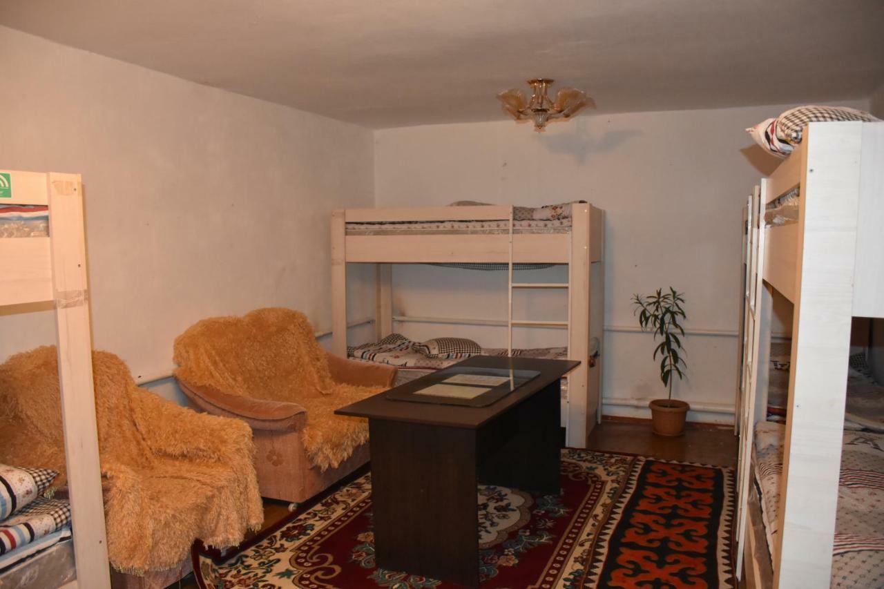 Happy Hostel In Kochkor Bagian luar foto