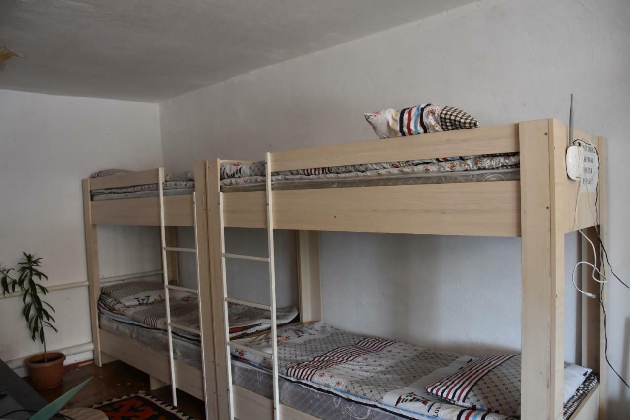 Happy Hostel In Kochkor Bagian luar foto